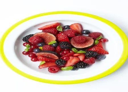 Salade de fruits rouges et noirs au basilic