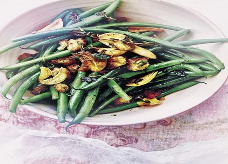 Salade de haricots verts, pain croustillant à l'ail et à l'origan
