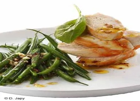 Salade de haricots verts, poulet, noisettes