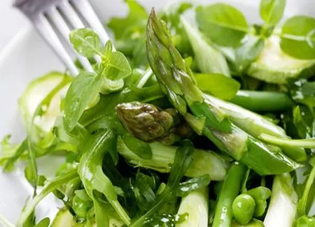 Salade de légumes de printemps