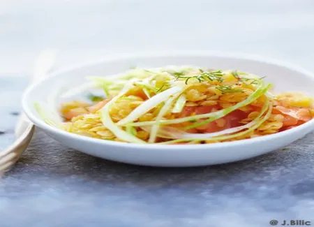 Salade de lentilles corail, de fenouil, de saumon et d'oignon à l'aneth