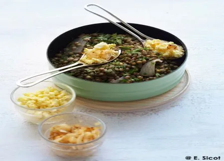 Salade de lentilles vertes, oeufs mimosa et oignons grillés