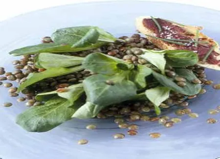 Salade de mâche, betterave crapaudine et saint-marcellin