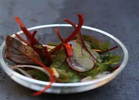 Salade de mesclun, parmesan et pignons