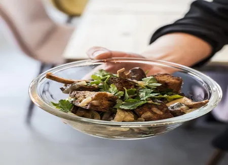 Salade de pain grillé, oignons confits et champignons de paris
