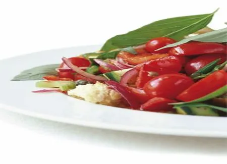 Salade de panzanella aux tomates-cerises