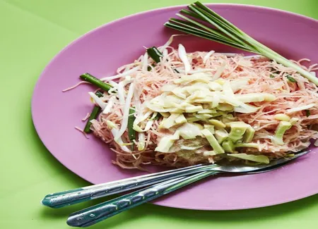 Salade de papaye et vermicelles, cébettes, soja, tofu et cacahuètes