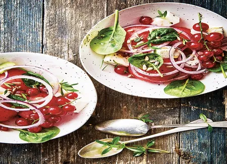 Salade de pastèque, feta, oignons rouges et pousses d'épinards