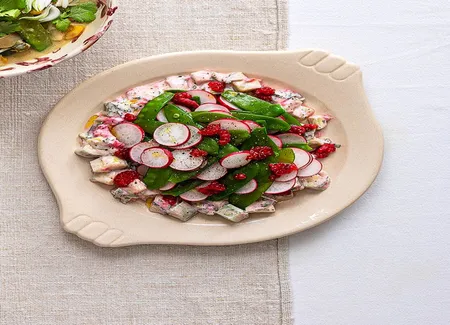 Salade de pois mange-tout et radis, vinaigrette yaourt, concombre, framboise