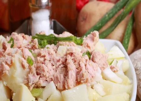 Salade de pommes de terre au thon et à l'échalote