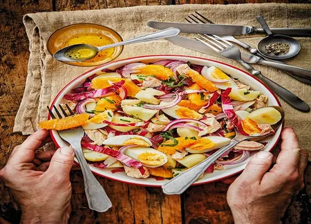 Salade de pommes de terre aux betteraves, oeufs durs, thon et suprêmes d'oranges