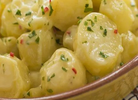 Salade de pommes de terre et oignons nouveaux