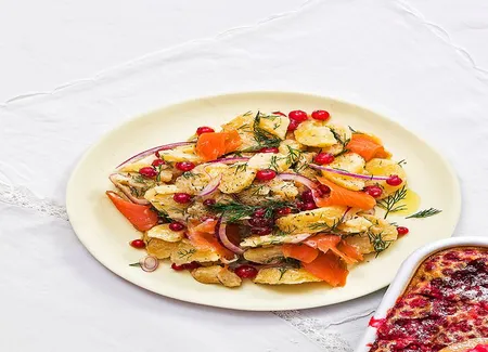 Salade de pommes de terre, truite fumée, oignon rouge et groseilles