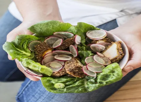 Salade de poulet pané, oignons nouveaux, radis