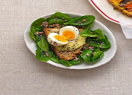 Salade de pousses d'épinards, oeufs mollets et rocamadour