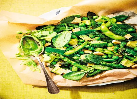 Salade de printemps aux asperges vertes, petits pois, pois gourmands, et edamame