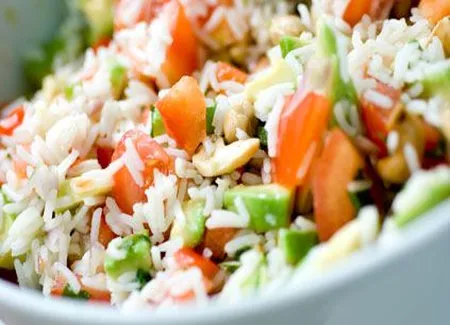 Salade de riz aux cacahuètes