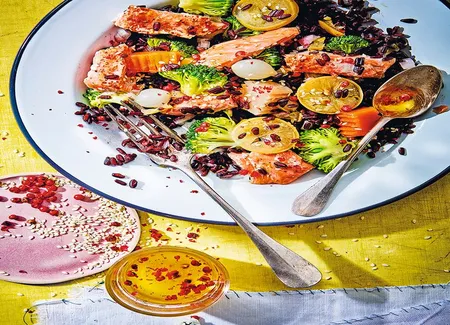 Salade de riz noir au saumon rôti
