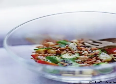 Salade de riz rouge et pois chiches aux courgettes et tofu fumé