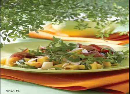 Salade de roquette aux pêches d'ici, bresaola et provolone