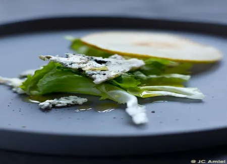 Salade de scarole, poires et roquefort