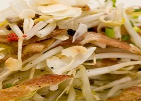Salade de soja germés, bacon et noix de coco