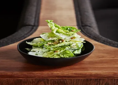 Salade de sucrine, sauce crémeuse à l'estragon