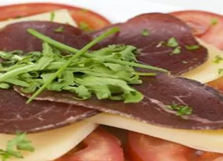 Salade de tomates au rassembleu et bresaola