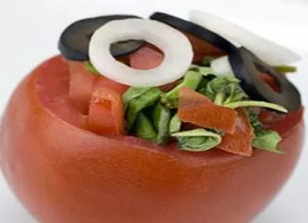 Salade de tomates aux oignons et au basilic