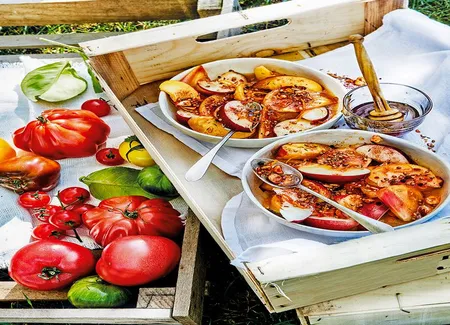 Salade de tomates, nectarines, sauce à l'orange et au miel aux épices dukkah