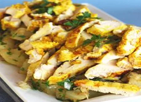 Salade épicée de poulet et de pommes de terre à l'indienne