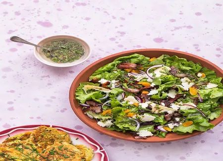 Salade frisée aux abricots secs, lard et persillé de tignes