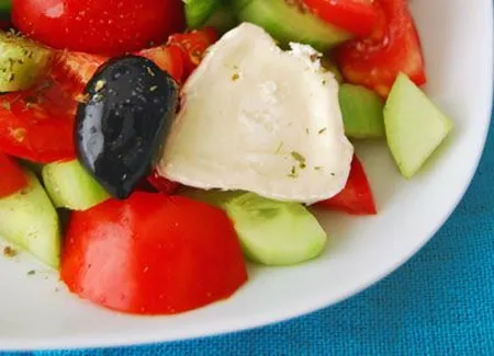Salade grecque à la coriandre