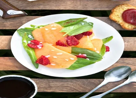 Salade melon-framboises à l'oseille