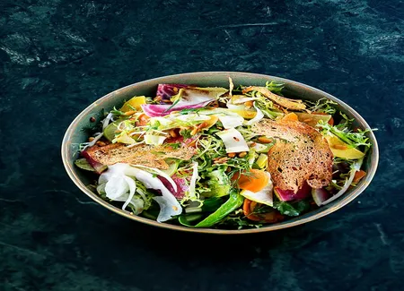 Salade multicolore aux graines, carottes, endive, et mâche