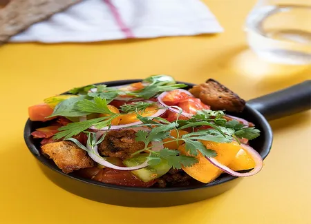 Salade panzanella aux tomates coeur de boeuf