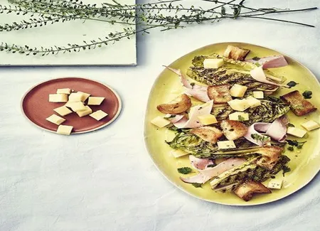 Salade parisienne au gruyère et croûtons