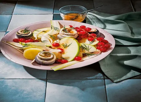 Salade scandinave rollmops, fenouil, groseilles, vinaigrette à l'érable