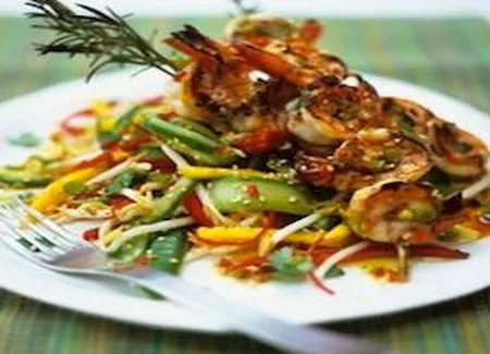 Salade thaïe de mangue et crevettes grillées