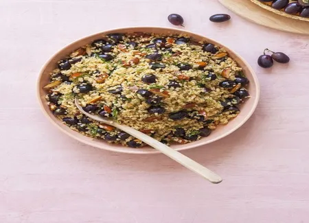 Salade tiède de boulghour, raisin, amandes et aneth