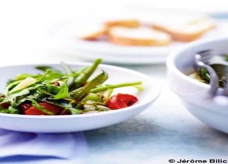 Salade tiède de pâtes, légumes et tomates confites