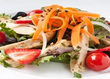 Salade tiède de poulet aux petits fruits