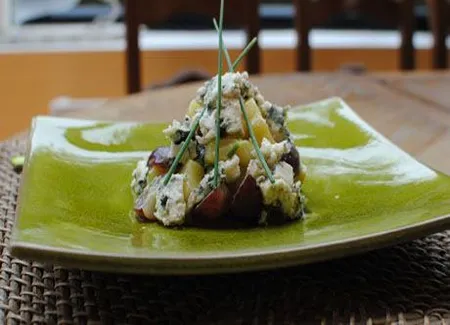 Salade tiède de primeurs du roussillon aux éclats de roquefort vieux