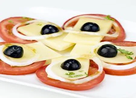 Salade tomate-oignon-gruyère