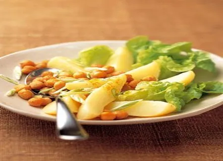 Salade verte, pommes de terre et pois chiches