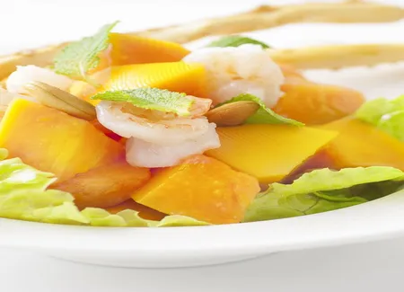 Salade vietnamienne d'ananas et de gambas