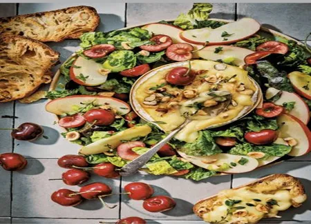 Salade waldorf aux cerises, nectarines et camembert coulant
