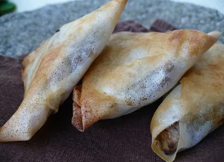 Samossas à l'agneau et aux pruneaux