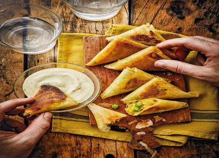 Samoussa à la purée de pommes de terre et petits pois