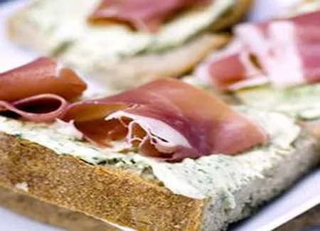 Sandwich au prosciutto et aux herbes